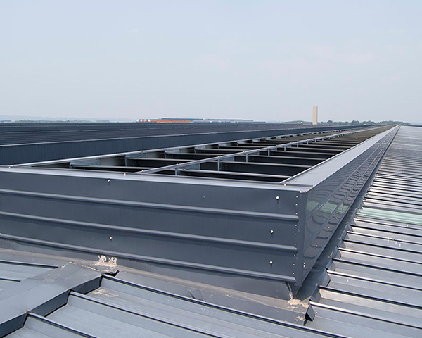 舊廠房出現(xiàn)漏水選用盧班通風(fēng)天窗來改造維修